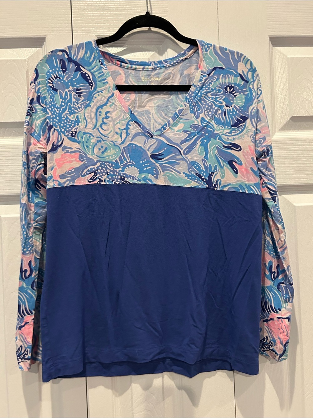 Lilly Pulitzer Blue Floral Colorblock V‑Neck Long Sleeve Top